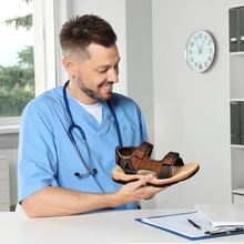 Lade das Bild in den Galerie-Viewer, OrthoFinn - ergonomische schmerzlindernde Sandalen - Unisex