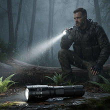 Lade das Bild in den Galerie-Viewer, Lumen Pro - taktische Taschenlampe für pure Helligkeit und Sicherheit