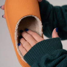 Lade das Bild in den Galerie-Viewer, FeelFree Slipper - ergonomische & rutschfeste Winterslipper